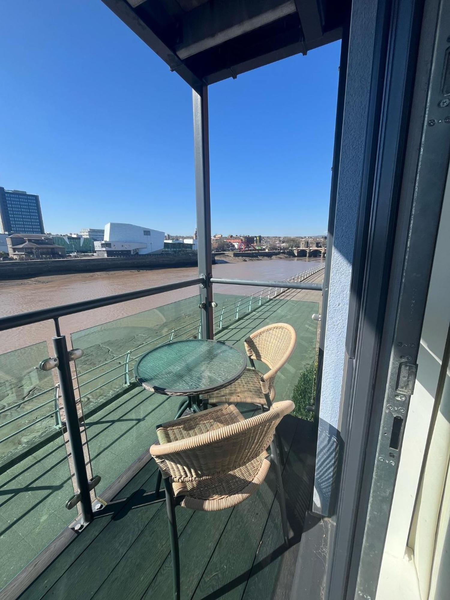 Luxury Riverside 2 Bedroomed Apartment With Balcony Ньюпорт Екстер'єр фото